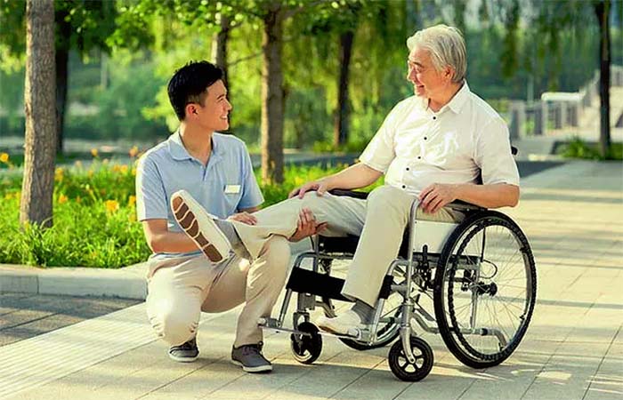 无暇陪家人就，陪诊师悄然兴起